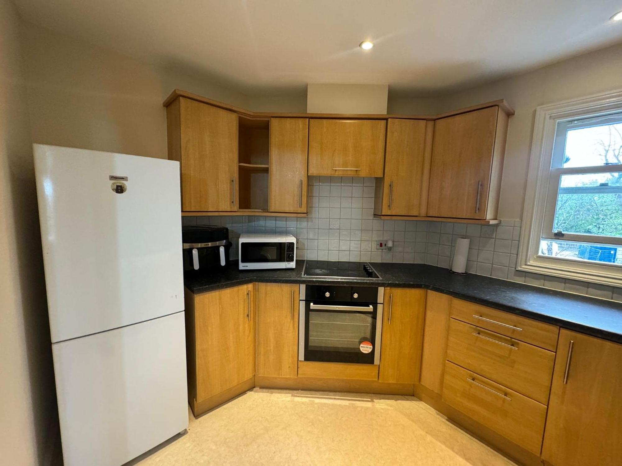 Quiet Residential With Amenities Locally Londres